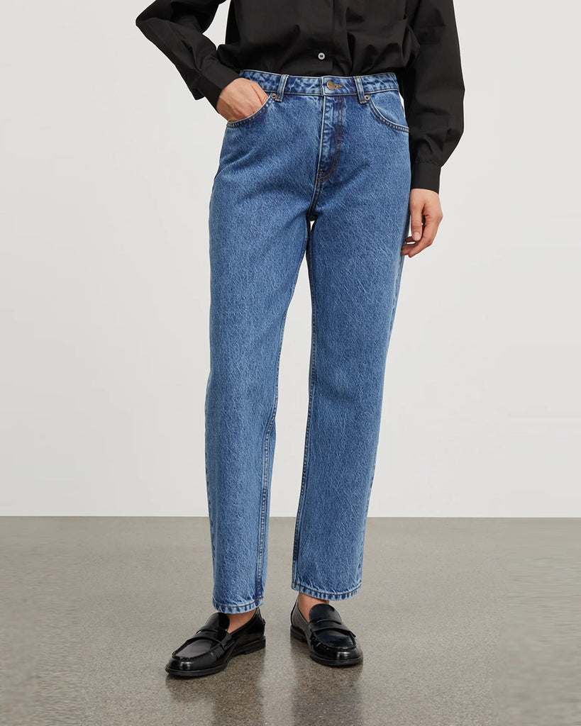 Luźne, niebieskie jeansy Allison SKALL ze średnim stanem i prostą, luźną, lekko skróconą nogawką. Spodnie mają pięć kieszeni i szlufki na pasek. Zapinane są na guzik i zamek błyskawiczny. Wykonane z organicznej, certyfikowanej bawełny z delikatnym efektem "sprania". Idea