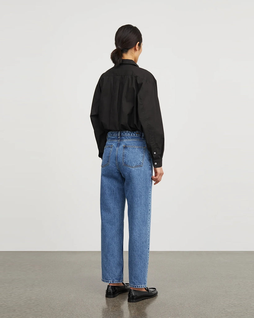 Luźne, niebieskie jeansy Allison SKALL ze średnim stanem i prostą, luźną, lekko skróconą nogawką. Spodnie mają pięć kieszeni i szlufki na pasek. Zapinane są na guzik i zamek błyskawiczny. Wykonane z organicznej, certyfikowanej bawełny z delikatnym efektem "sprania". Idea