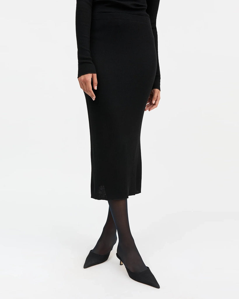 Cienka, dzianinowa spódnica midi Amy SKALL z wysokim stanem i elastyczną talią. Posiada przylegający fason i długość do połowy łydki. Wykonana z miękkiej i przyjemnej w dotyku organicznej wełny merino