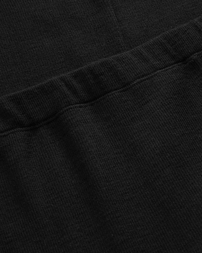 Cienka, dzianinowa spódnica midi Amy SKALL z wysokim stanem i elastyczną talią. Posiada przylegający fason i długość do połowy łydki. Wykonana z miękkiej i przyjemnej w dotyku organicznej wełny merino