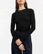 Minimalistyczny, cienki, wełniany longsleeve Amy O-neck SKALL z okrągłym dekoltem i wąskimi, długimi rękawami. Posiada przylegający do ciała fason i delikatną fakturę w prążki.