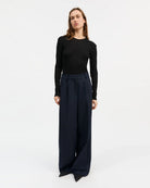 Minimalistyczny, cienki, wełniany longsleeve Amy O-neck SKALL z okrągłym dekoltem i wąskimi, długimi rękawami. Posiada przylegający do ciała fason i delikatną fakturę w prążki.