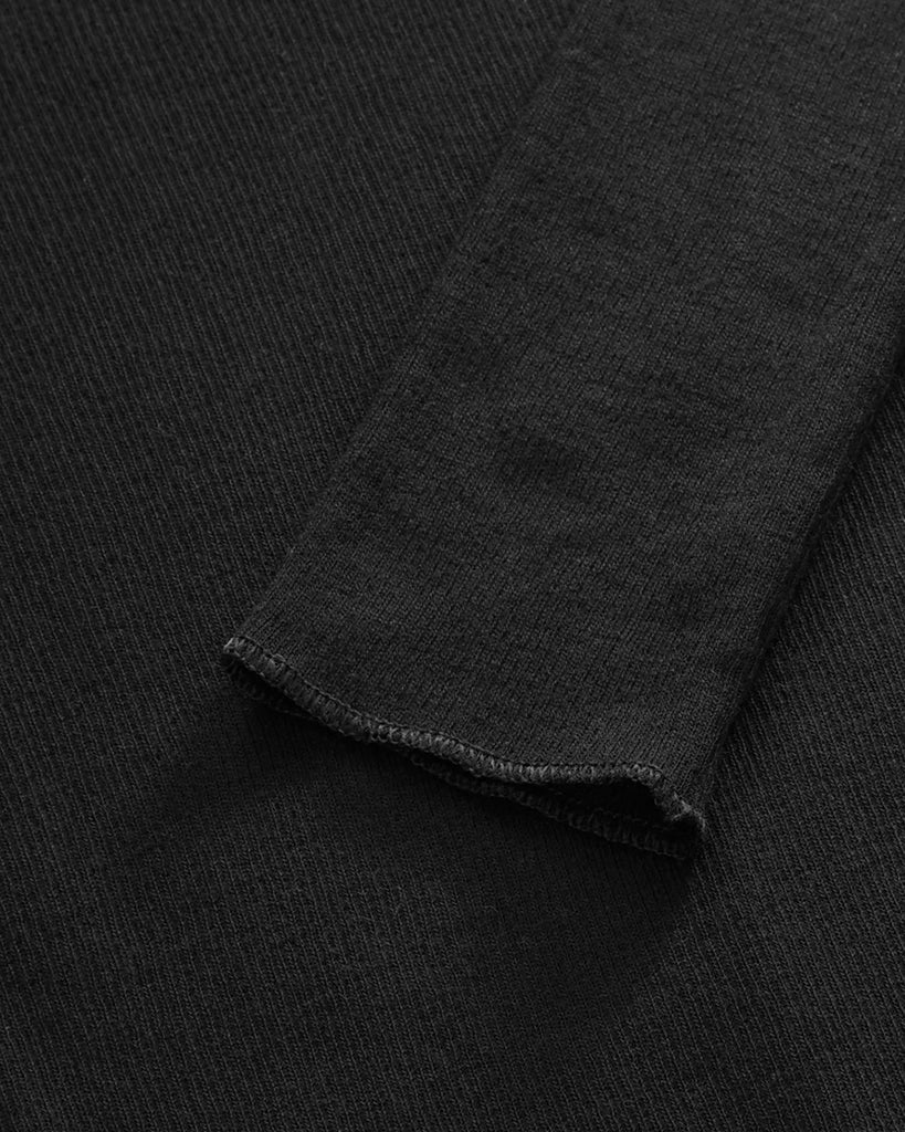 Minimalistyczny, cienki, wełniany longsleeve Amy O-neck SKALL z okrągłym dekoltem i wąskimi, długimi rękawami. Posiada przylegający do ciała fason i delikatną fakturę w prążki.