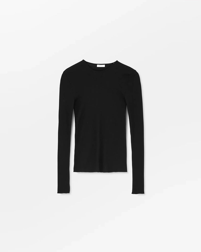Minimalistyczny, cienki, wełniany longsleeve Amy O-neck SKALL z okrągłym dekoltem i wąskimi, długimi rękawami. Posiada przylegający do ciała fason i delikatną fakturę w prążki.