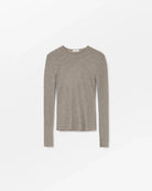 Minimalistyczny, cienki, wełniany longsleeve Amy O-neck SKALL z okrągłym dekoltem i wąskimi, długimi rękawami. Posiada przylegający do ciała fason i delikatną fakturę w prążki