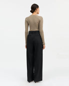 Minimalistyczny, cienki, wełniany longsleeve Amy O-neck SKALL z okrągłym dekoltem i wąskimi, długimi rękawami. Posiada przylegający do ciała fason i delikatną fakturę w prążki