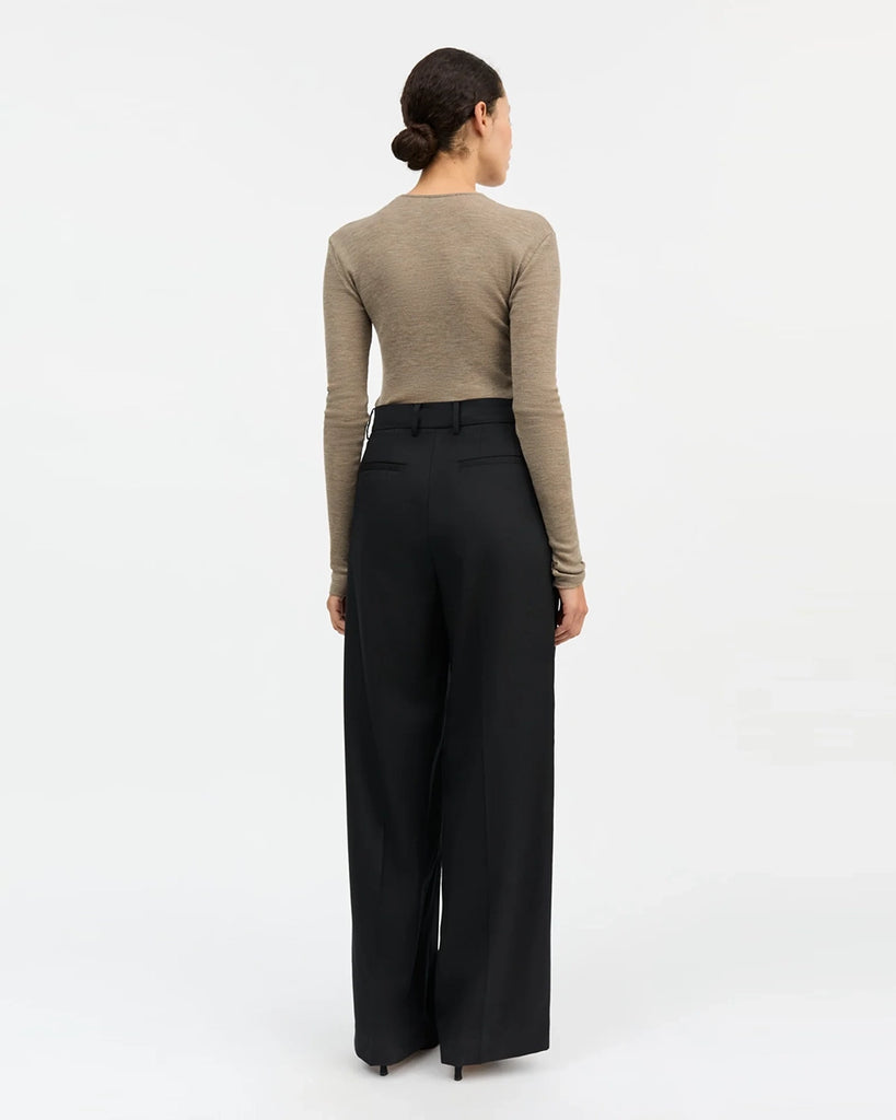 Minimalistyczny, cienki, wełniany longsleeve Amy O-neck SKALL z okrągłym dekoltem i wąskimi, długimi rękawami. Posiada przylegający do ciała fason i delikatną fakturę w prążki