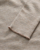 Minimalistyczny, cienki, wełniany longsleeve Amy O-neck SKALL z okrągłym dekoltem i wąskimi, długimi rękawami. Posiada przylegający do ciała fason i delikatną fakturę w prążki