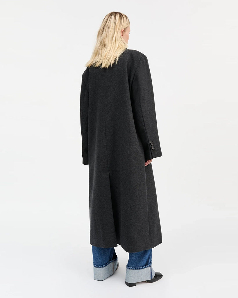 Oversizowy, dwurzędowy, wełniany płaszcz David SKALL z szerokimi ramionami i długimi rękawami. Płaszcz ma prosty krój i długość przed kostki. Inspirowany modą męską. Posiada jedną kieszonkę na lewej piersi i dwie, przednie kieszenie z klapkami.