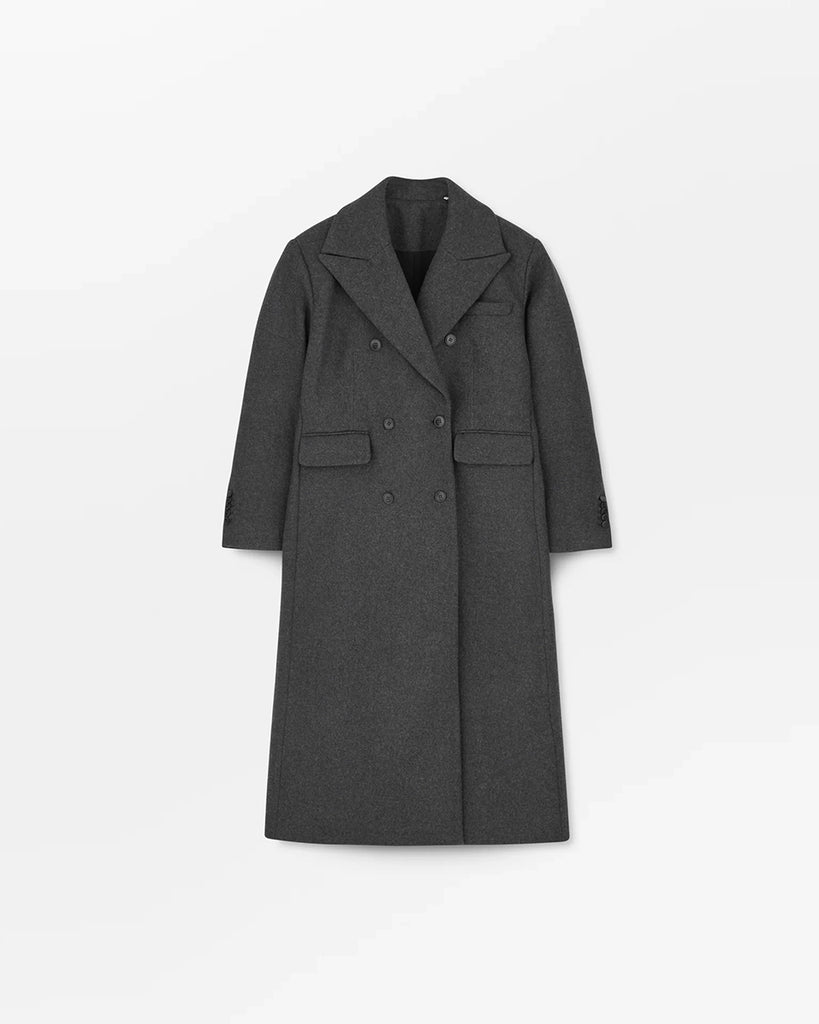 Oversizowy, dwurzędowy, wełniany płaszcz David SKALL z szerokimi ramionami i długimi rękawami. Płaszcz ma prosty krój i długość przed kostki. Inspirowany modą męską. Posiada jedną kieszonkę na lewej piersi i dwie, przednie kieszenie z klapkami.