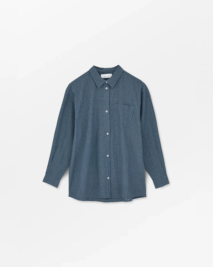 Klasyczna, bawełniana koszula Edgar SKALL w kratkę inspirowana modą męską. Posiada prosty krój i luźny fason. Koszula ma kołnierzyk, kieszonkę na lewej piersi i długie rękawy zakończone mankietami.