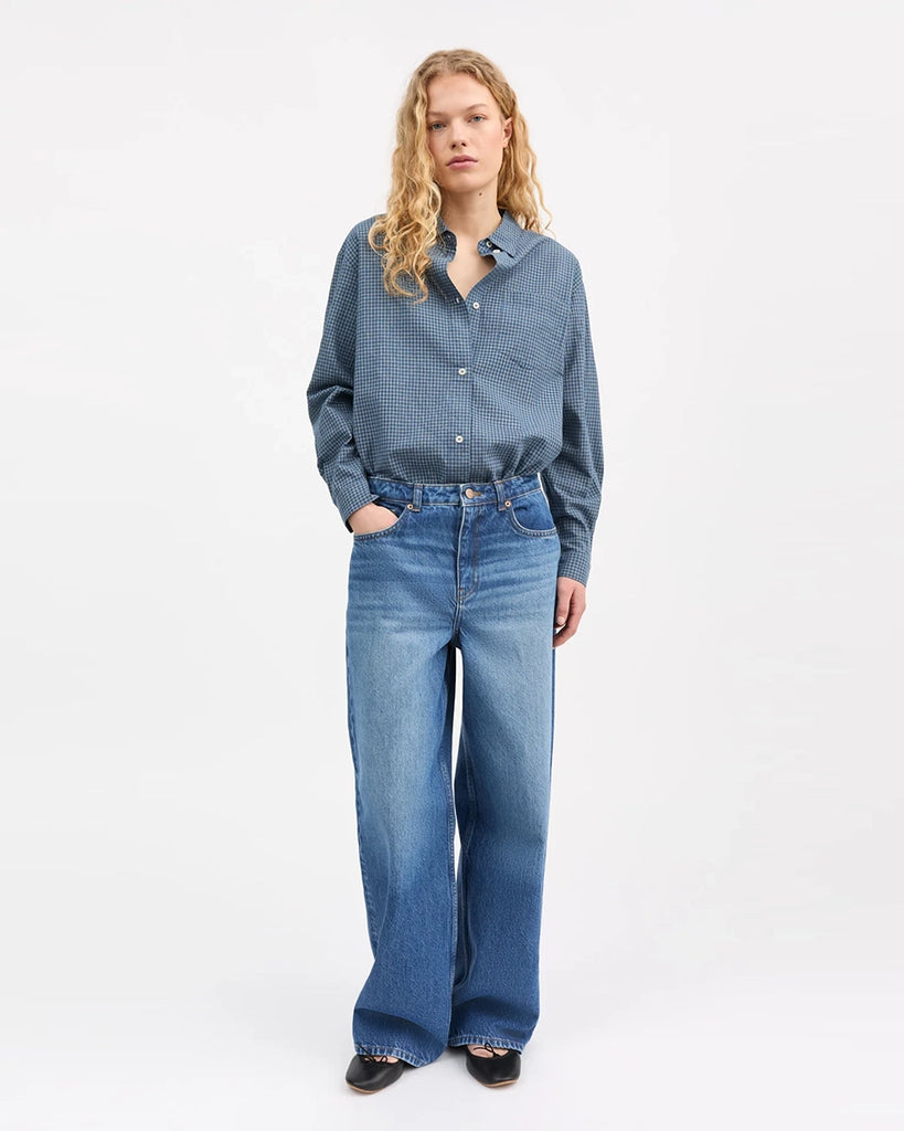 Klasyczna, bawełniana koszula Edgar SKALL w kratkę inspirowana modą męską. Posiada prosty krój i luźny fason. Koszula ma kołnierzyk, kieszonkę na lewej piersi i długie rękawy zakończone mankietami.