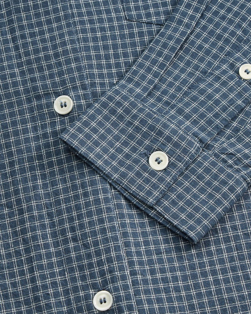 Klasyczna, bawełniana koszula Edgar SKALL w kratkę inspirowana modą męską. Posiada prosty krój i luźny fason. Koszula ma kołnierzyk, kieszonkę na lewej piersi i długie rękawy zakończone mankietami.