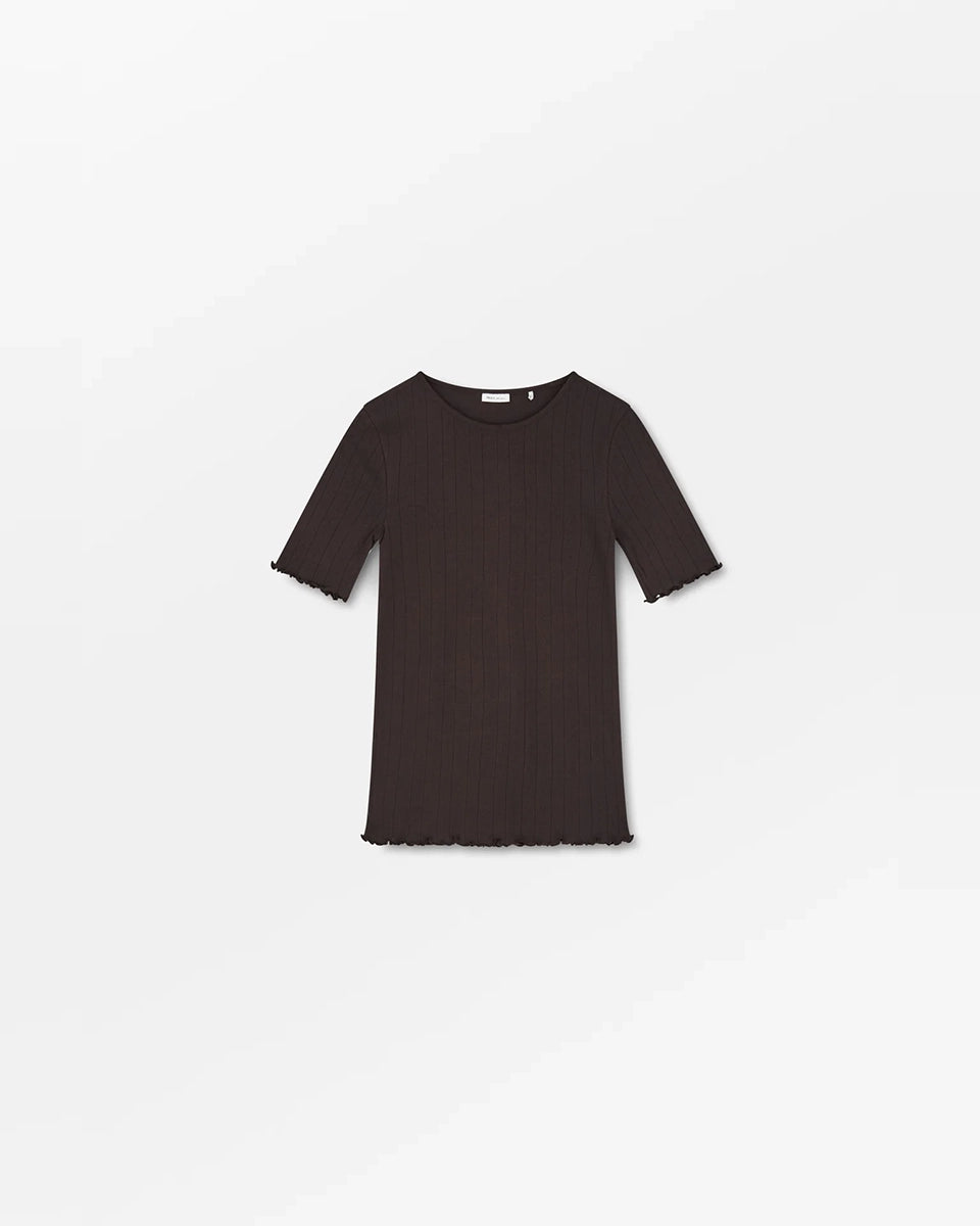 Cienki, brązowy t-shirt o przylegającym fasonie Edie SKALL. Posiada okrągły dekolt i wąskie, krótkie rękawy. Wykonany z miękkiej, bawełnianej tkaniny z delikatnym, ażurowym wzorem. U dołu i przy nadgarstkach wykończony falbanką