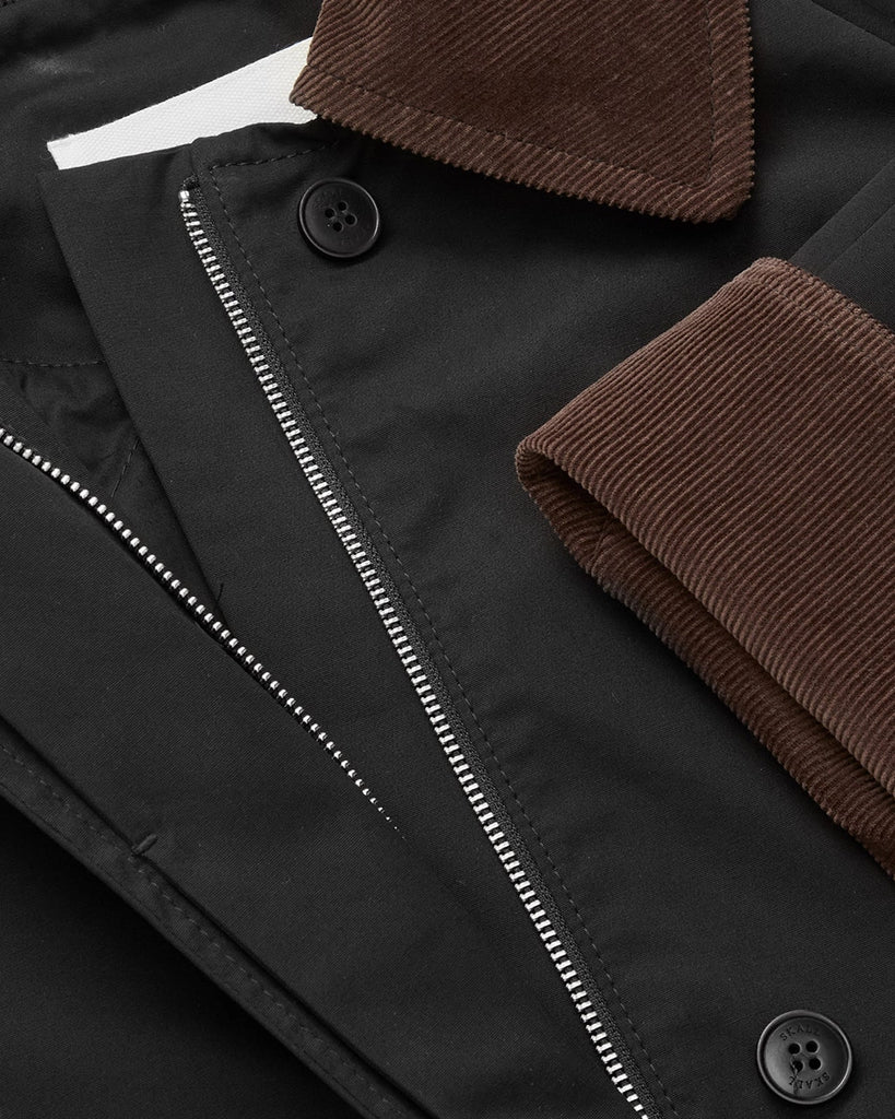 Oversizowy, przejściowy, inspirowany stylem brytyjskim płaszcz Gaby SKALL z dużym kołnierzykiem obszytym brązowym sztruksem i z szerokimi, wywijanymi rękawami ze sztruksowym obszyciem od wewnątrz mankietów. Płaszcz posiada dwie, boczne kieszenie i rozcięcie u dołu z tyłu.