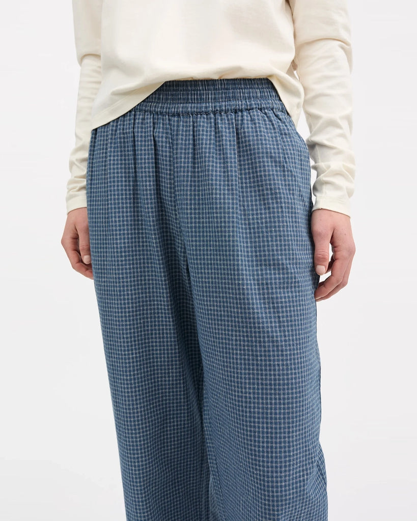 Bawełniane, luźne spodnie w kratkę w piżamowym stylu Jasmine SKALL z prostą, szeroką i lekko skróconą nogawką. Posiadają wysoki stan i elastyczną talię. Spodnie mają dwie, boczne kieszenie.