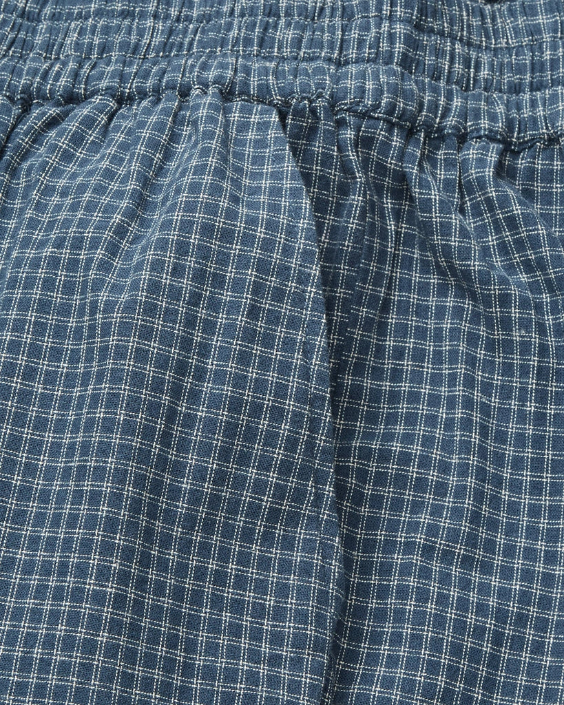 Bawełniane, luźne spodnie w kratkę w piżamowym stylu Jasmine SKALL z prostą, szeroką i lekko skróconą nogawką. Posiadają wysoki stan i elastyczną talię. Spodnie mają dwie, boczne kieszenie.