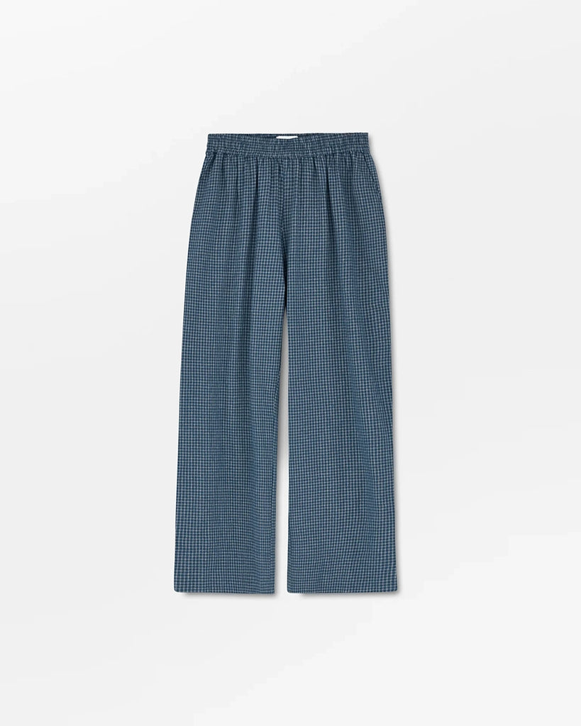 Bawełniane, luźne spodnie w kratkę w piżamowym stylu Jasmine SKALL z prostą, szeroką i lekko skróconą nogawką. Posiadają wysoki stan i elastyczną talię. Spodnie mają dwie, boczne kieszenie.