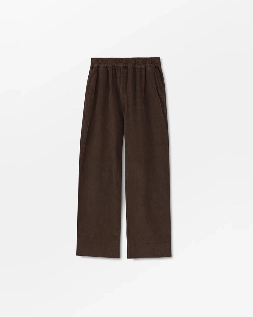 Luźne, sztruksowe spodnie Jasmine SKALL z wysokim stanem i elastyczną talią. Spodnie mają prostą, szeroką nogawkę o lekko skróconej długości sięgającej do kostki. Sztruksy posiadają dwie, boczne kieszenie.