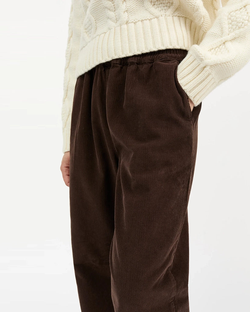 Luźne, sztruksowe spodnie Jasmine SKALL z wysokim stanem i elastyczną talią. Spodnie mają prostą, szeroką nogawkę o lekko skróconej długości sięgającej do kostki. Sztruksy posiadają dwie, boczne kieszenie.