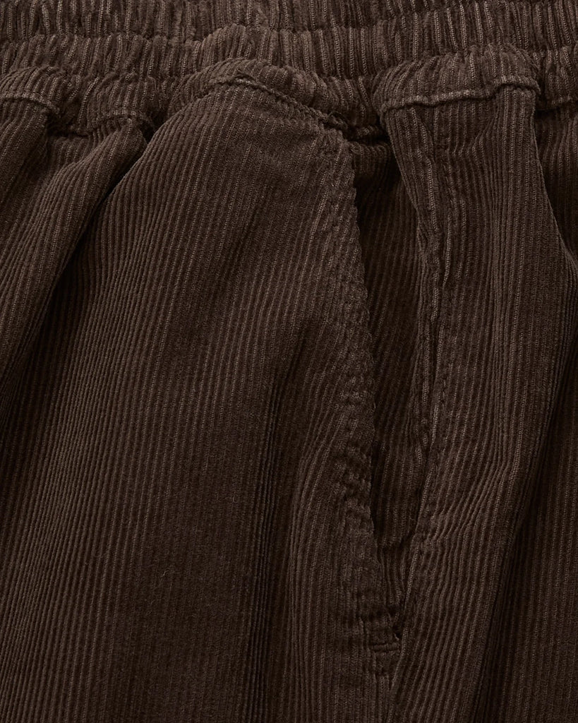 Luźne, sztruksowe spodnie Jasmine SKALL z wysokim stanem i elastyczną talią. Spodnie mają prostą, szeroką nogawkę o lekko skróconej długości sięgającej do kostki. Sztruksy posiadają dwie, boczne kieszenie.