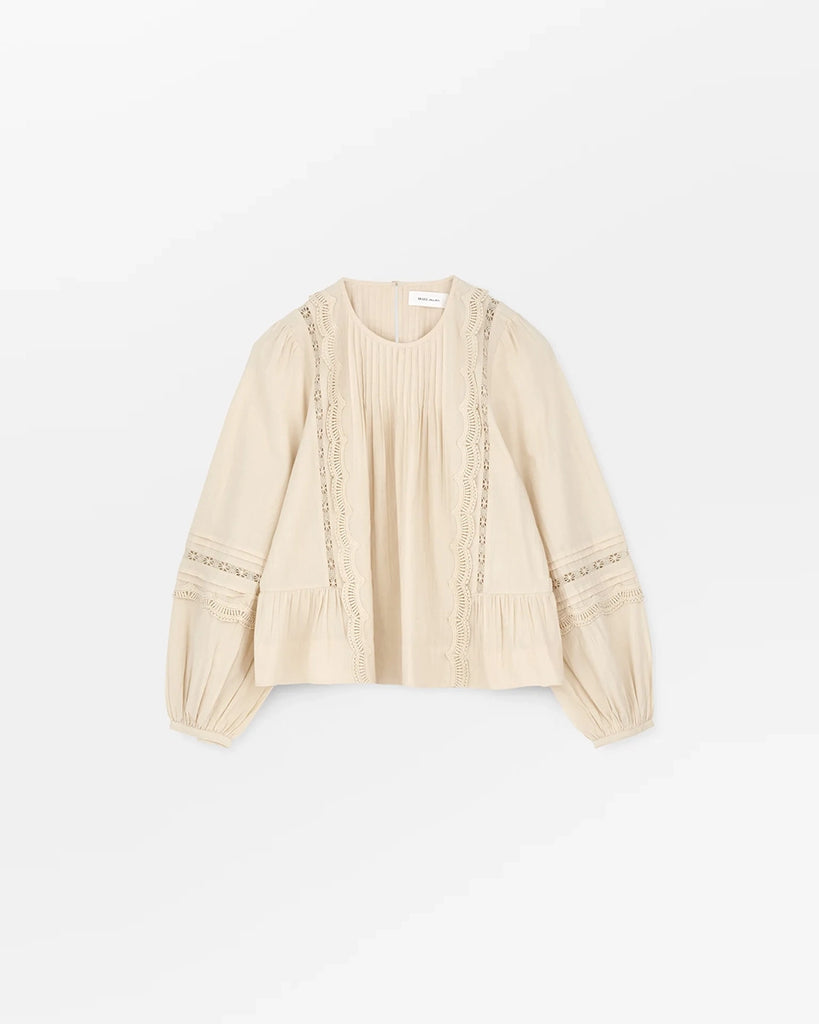 Bawełniana, luźna, romantyczna bluzka Leaf SKALL okrągłym dekoltem i długim, rozszerzanym rękawem. Marszczona przy dekolcie, na plecach i przy mankietach. Dekorowana piękną, ażurową koronką.