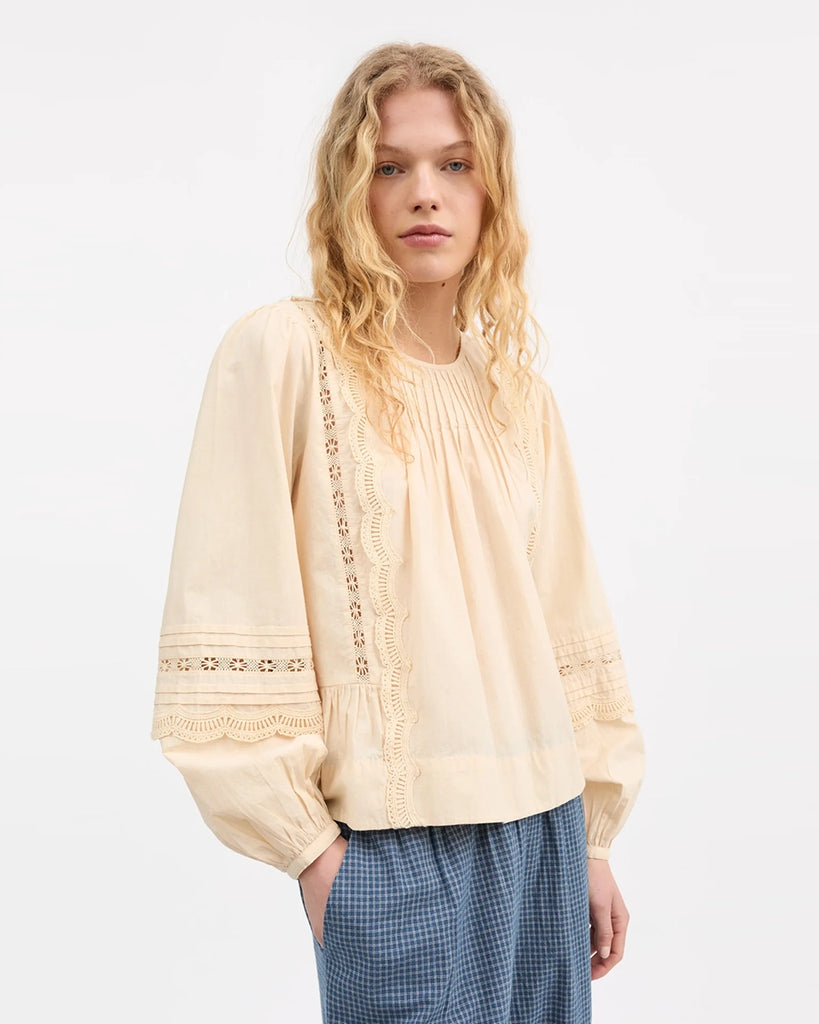 Bawełniana, luźna, romantyczna bluzka Leaf SKALL okrągłym dekoltem i długim, rozszerzanym rękawem. Marszczona przy dekolcie, na plecach i przy mankietach. Dekorowana piękną, ażurową koronką.