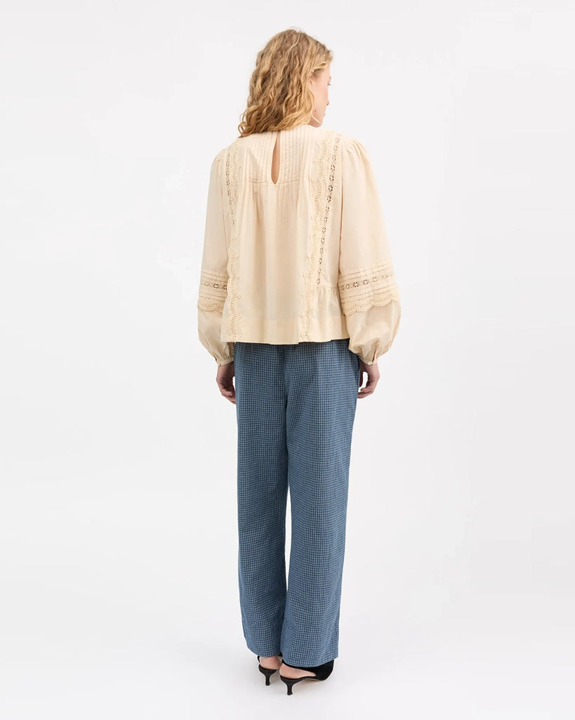 Bawełniana, luźna, romantyczna bluzka Leaf SKALL okrągłym dekoltem i długim, rozszerzanym rękawem. Marszczona przy dekolcie, na plecach i przy mankietach. Dekorowana piękną, ażurową koronką.