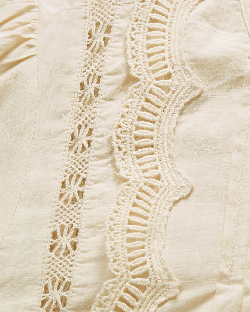 Bawełniana, luźna, romantyczna bluzka Leaf SKALL okrągłym dekoltem i długim, rozszerzanym rękawem. Marszczona przy dekolcie, na plecach i przy mankietach. Dekorowana piękną, ażurową koronką.