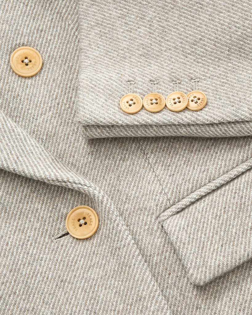 Gruba, długa marynarka z wełny w drobne, skośne prążki Mick SKALL zapinana na dwa rzędy guzików. Posiada prosty krój i długość za biodra. Marynarka ma duży kołnierz, niewielką kieszonkę nad lewą piersią i dwie, przednie kieszenie z klapkami. Przy mankietach zapinana na rząd drobnych guzików.