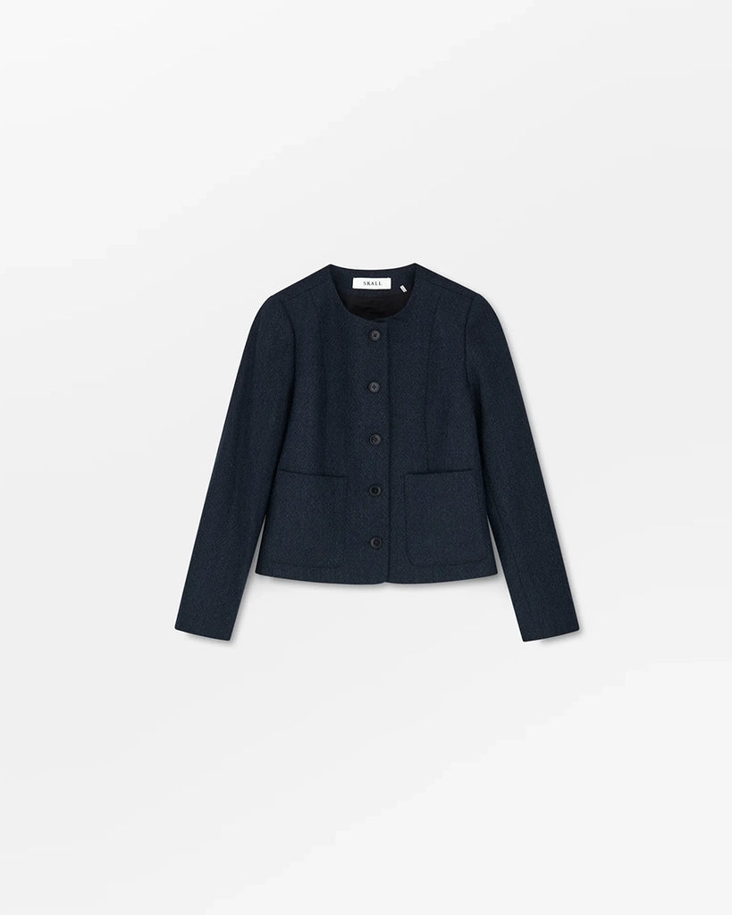 Klasyczna, krótka, wełniana marynarka Mona SKALL z okrągłym dekoltem. Zapinana na guziki. Z przodu posiada dwie, prostokątne kieszenie.