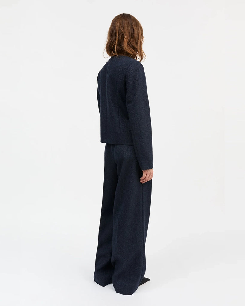 Klasyczna, krótka, wełniana marynarka Mona SKALL z okrągłym dekoltem. Zapinana na guziki. Z przodu posiada dwie, prostokątne kieszenie.