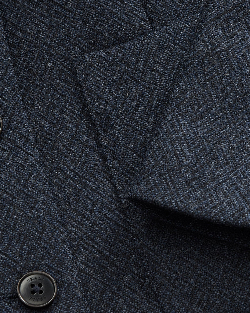 Klasyczna, krótka, wełniana marynarka Mona SKALL z okrągłym dekoltem. Zapinana na guziki. Z przodu posiada dwie, prostokątne kieszenie.