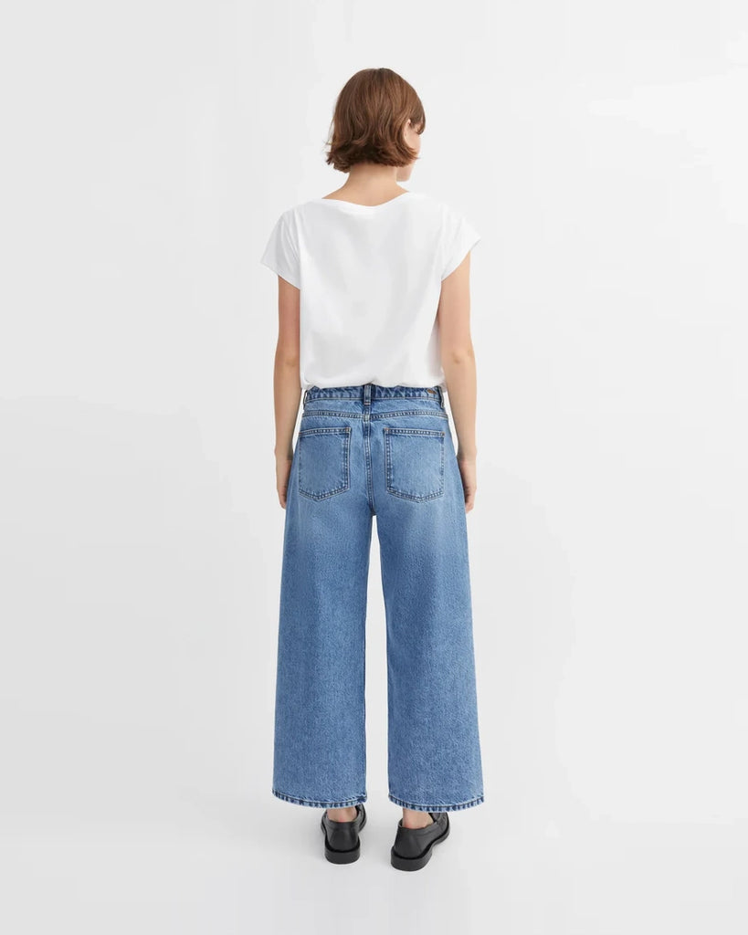 Luźne, niebieskie jeansy Allison SKALL ze średnim stanem i prostą, luźną, lekko skróconą nogawką. Spodnie mają pięć kieszeni i szlufki na pasek. 