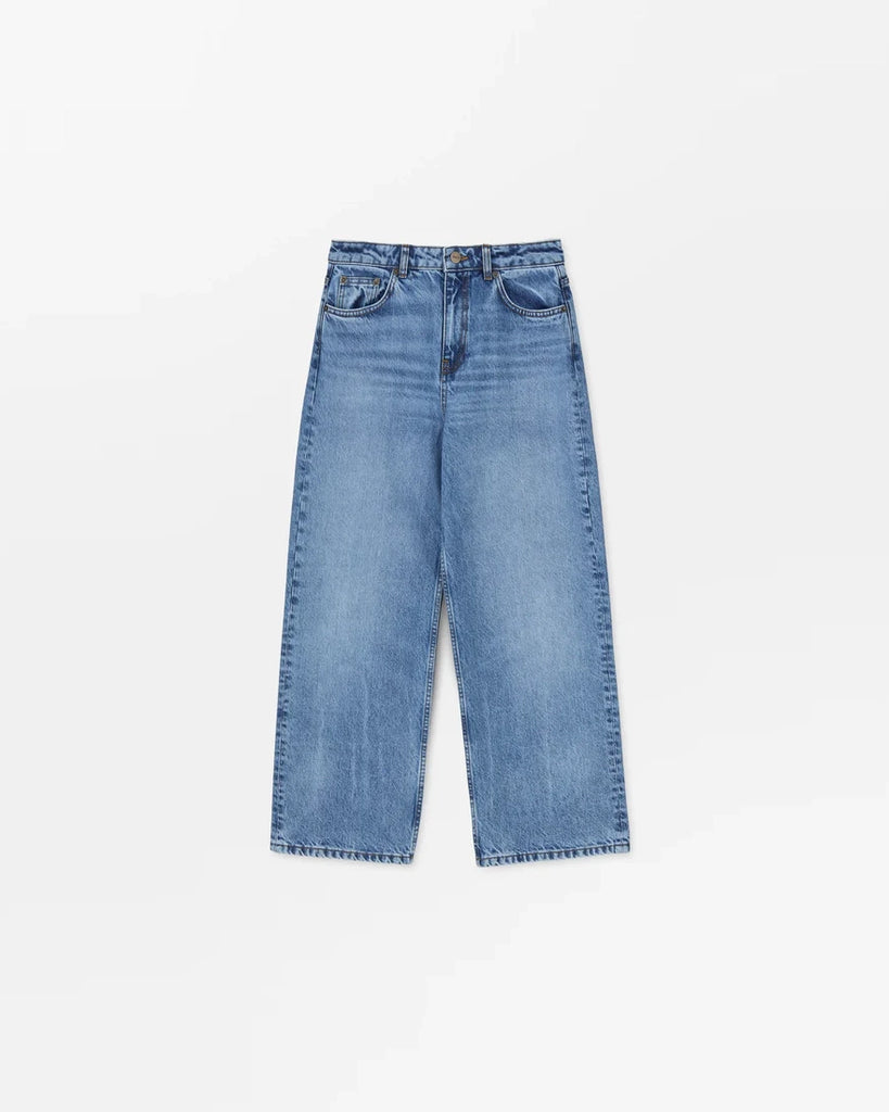 Luźne, niebieskie jeansy Allison SKALL ze średnim stanem i prostą, luźną, lekko skróconą nogawką. Spodnie mają pięć kieszeni i szlufki na pasek. 