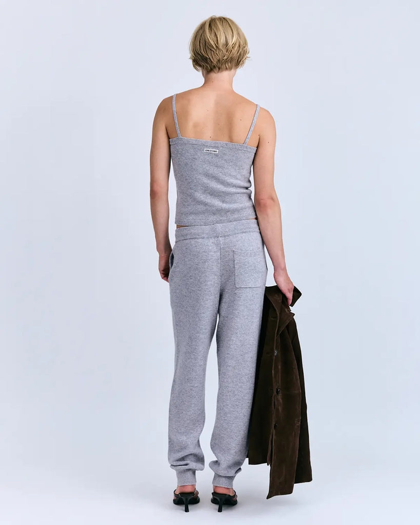 Krótki, dzianinowy top na cienkich ramiączkach z wełną Camille Love Stories o przylegającym fasonie. Posiada prosty dekolt. Top na plecach ma niewielką naszywkę z logo marki.