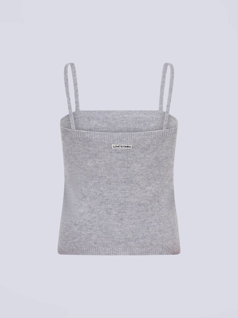 Krótki, dzianinowy top na cienkich ramiączkach z wełną Camille Love Stories o przylegającym fasonie. Posiada prosty dekolt. Top na plecach ma niewielką naszywkę z logo marki.