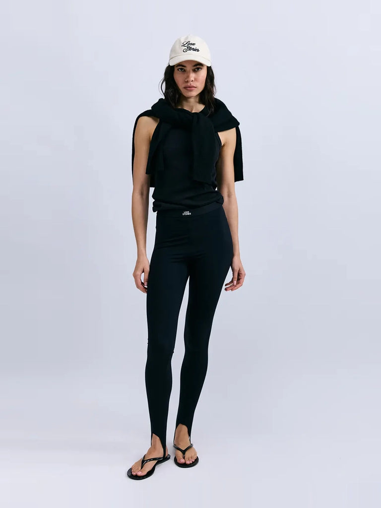 Klasyczna czapka z daszkiem bejsbolówka Love Stories z kontrastową, haftowaną nazwą marki z przodu. Posiada regulowaną wielkość za pomocą tylnego paska.