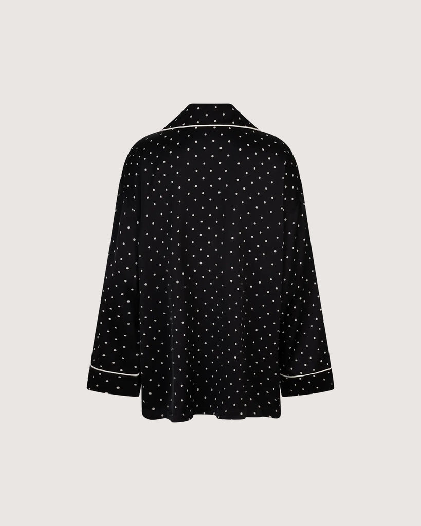 Oversizowa, piżamowa koszula Cedric Love Stories z lejącej, satynowej tkaniny w drobny, kwiatkowy print. Posiada dekolt w kształcie litery V, kołnierzyk i szerokie, długie rękawy. Zapinana na guziki. Obszyta cienką, błękitną lamówką. Koszula ma dwie, przednie kieszenie. Na prawej kieszeni znajduje się niewielka naszywka z logo marki