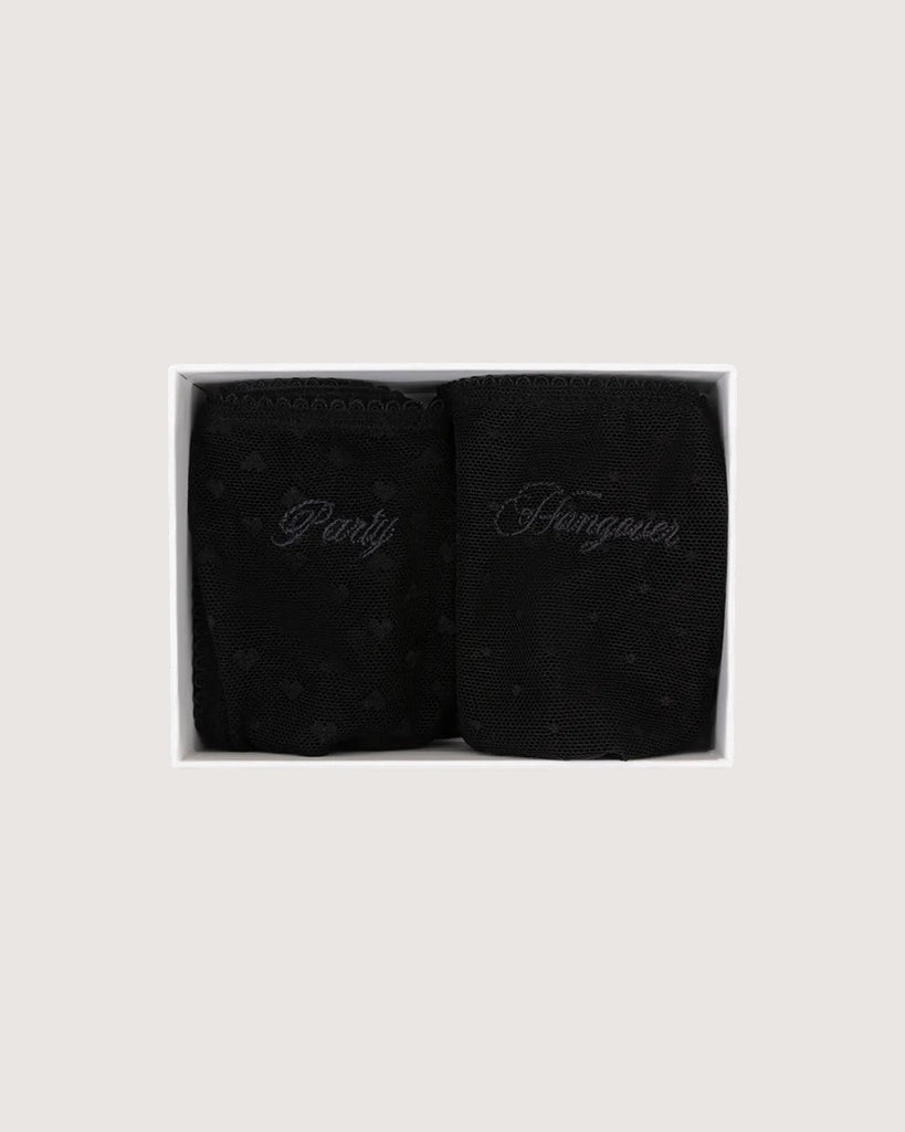 Zestaw majtek z niskim stanem i cienką gumą Clio Love Stories. Z przodu posiadają wyhaftowane napisy. Wykonane z miękkiej tkaniny z prążkowaną fakturą. Majtki mają bawełnianą podszewkę. Są zapakowane w pudełko. 