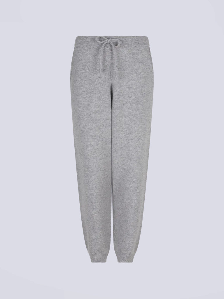 Luźne, szare, dzianinowe spodnie dresowe Donna Love Stories z niskim stanem i zwężaną u dołu nogawką zakończoną ściągaczami. Posiadają dwie, boczne kieszenie i jedną tylną. Elastyczne i wiązane w pasie