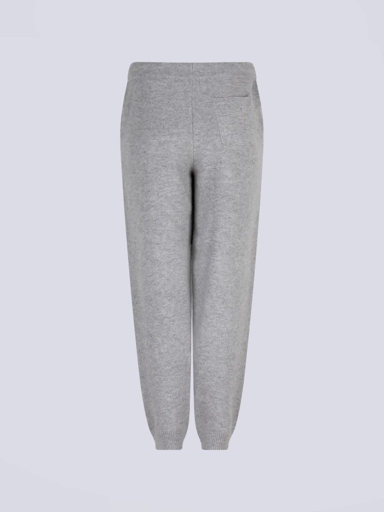 Luźne, szare, dzianinowe spodnie dresowe Donna Love Stories z niskim stanem i zwężaną u dołu nogawką zakończoną ściągaczami. Posiadają dwie, boczne kieszenie i jedną tylną. Elastyczne i wiązane w pasie