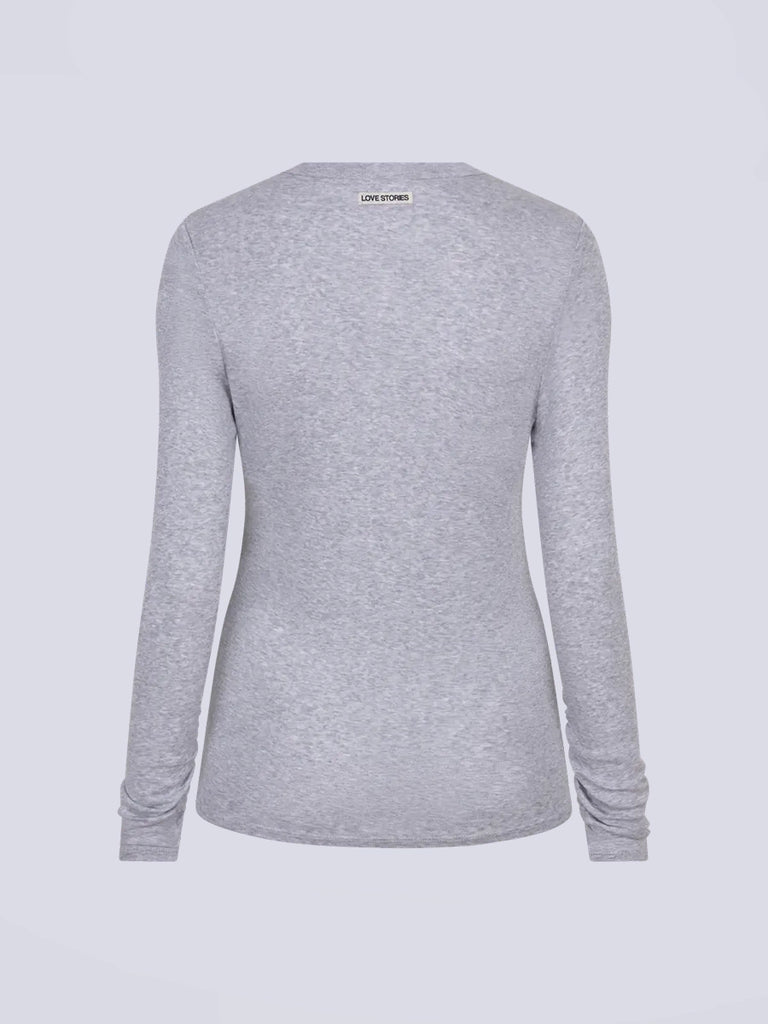 Minimalistyczny, szary longsleeve Elle Love Stories wykonany z miękkiej i cienkiej bawełny. Posiada okrągły dekolt i przylegający do ciała fason.