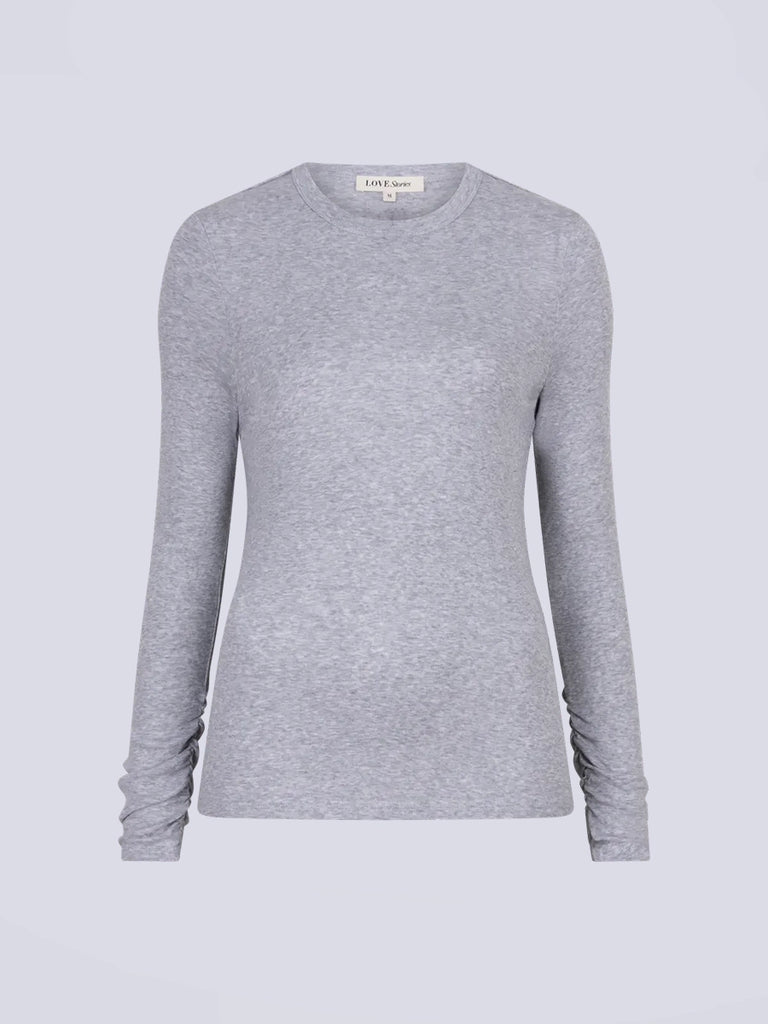 Minimalistyczny, szary longsleeve Elle Love Stories wykonany z miękkiej i cienkiej bawełny. Posiada okrągły dekolt i przylegający do ciała fason.