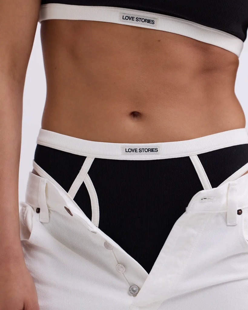 Sportowe majtki z wysokim stanem Enith Love Stories z grubą, kontrastową lamówką i szwami. Z przodu na gumie posiadają niewielkie logo marki. Wykonane z miękkiej tkaniny z prążkowaną fakturą.