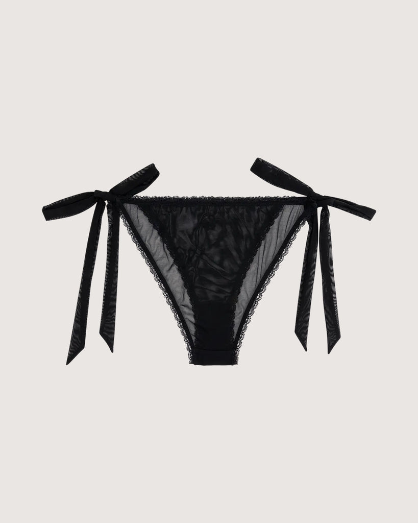 Koronkowe majtki ze średnim stanem na cienkiej gumce. Na biodrach posiadają efektowne kokardy