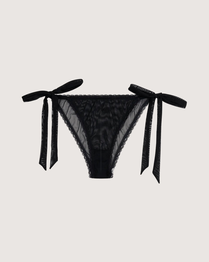 Koronkowe majtki ze średnim stanem na cienkiej gumce. Na biodrach posiadają efektowne kokardy