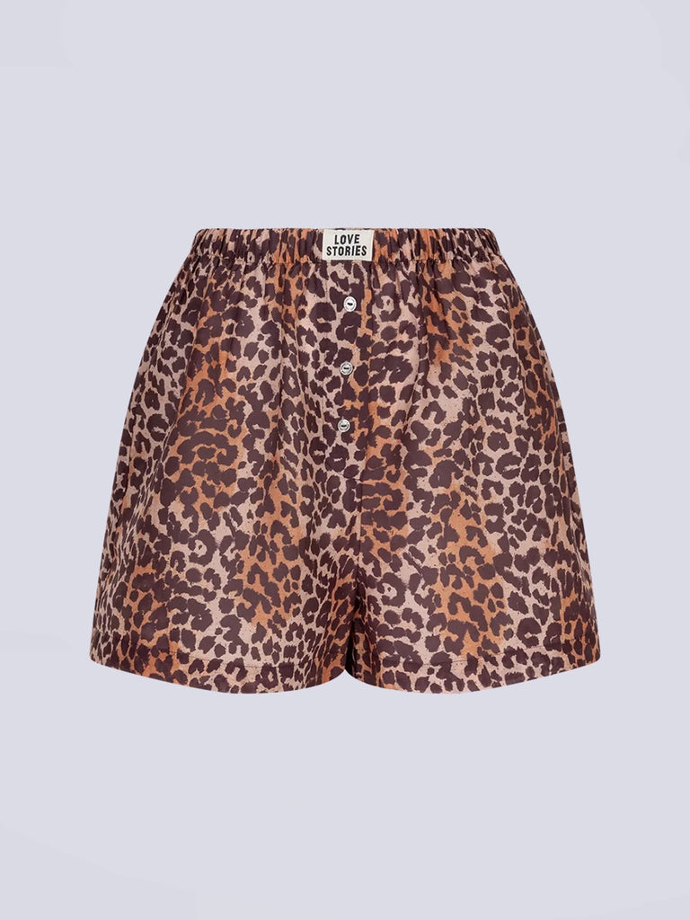 Luźne, cienkie, szorty w panterkę James Love Stories z wysokim stanem i elastyczną talią i atrapą rozporka z guzikami. Wykonane z cienkiej i zwiewnej tkaniny z jedwabiem. W pasie posiadają niewielką naszywkę z logo marki.