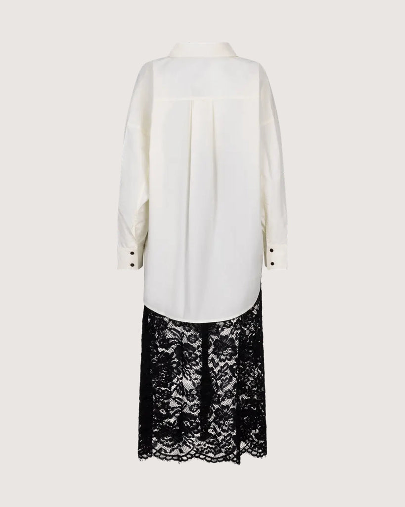 Sukienka midi Joey Love Stories z koszulową, luźną górą i transparentym, koronkowym dołem. Posiada kołnierzyk, opadające ramiona, kieszonkę z naszywką z logo marki i długie rękawy z mankietami. Zapinana na guziki. Sukienka ma długość do połowy łydki. Ma wszyte zakrywające majtki. 