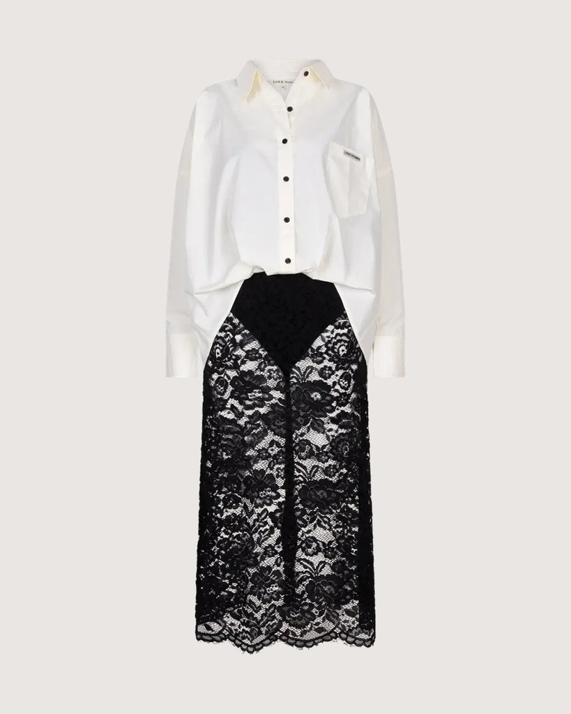 Sukienka midi Joey Love Stories z koszulową, luźną górą i transparentym, koronkowym dołem. Posiada kołnierzyk, opadające ramiona, kieszonkę z naszywką z logo marki i długie rękawy z mankietami. Zapinana na guziki. Sukienka ma długość do połowy łydki. Ma wszyte zakrywające majtki. 